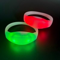 Pulsera LED con Control Remoto, Logotipo Personalizado Programable, 10 Zonas, 4 LED, 433MHz, Cobertura de 800M, 6-10 Horas de Duración, Secado Rápido, para Fiestas
