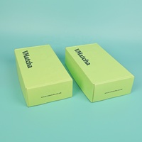 Boîte d'expédition en carton ondulé recyclable personnalisée avec laminage mat et doublure en mousse, impression UV pour l'emballage de chaussures, de cadeaux et de vêtements