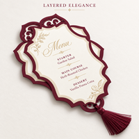 Cartes de menu de luxe bordeaux et or avec des bordures découpées ornées et des pompons
