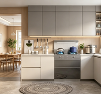 Armoires de cuisine modernes gris mat et crème sans poignées avec étagères éclairées par LED pour une maison minimaliste