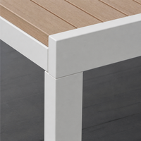 Table à manger extensible blanche avec plateau en lattes de bois, mobilier de patio moderne pour jardin, cour arrière et divertissements en plein air