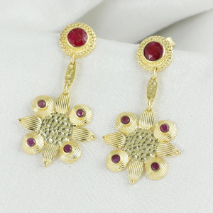 Boucles d'oreilles en laiton plaqué or avec fleur en rubis, petites boucles d'oreilles minimalistes pour usage quotidien avec pierre précieuse rose, bijoux classiques pour femmes pour les fêtes - Product Image 2