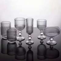 Service de Verres à Vin Rétro en Verre Cristallin à Rayures Verticales pour Événements et Réceptions de Mariage