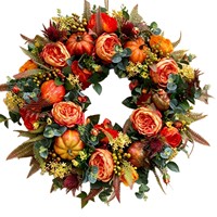 Couronne d'automne avec citrouilles, baies et hortensias, idéale pour décorer la porte d'entrée de la maison pour Thanksgiving.