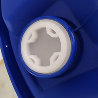 Fût en plastique bleu vide de 55 gallons (200 litres) ou 60 litres en HDPE avec couvercle ouvert pour le stockage de liquides