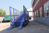 Remorque de transport de véhicules professionnelle à 2/3 essieux avec plancher à motifs pour un chargement et une livraison sécurisés