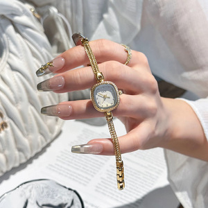 Reloj cuadrado dorado para mujer, pulsera texturizada, marcadores de cristal, elegante reloj de pulsera de cuarzo - Product Image 6