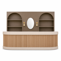 Comptoir de bar événementiel modulaire arrondi en lattes de bois brun mat avec miroir ovale et appliques murales dorées pour location de mobilier de fête