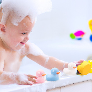 Petit canard jaune, jouet de bain, pulvérisateur d'eau, canard flottant pour nourrissons et tout-petits de 0 à 3 ans, canard en caoutchouc coloré unisexe - Product Image 3