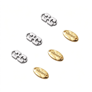 ป้ายโลหะสลักลายนูนโลโก้แบรนด์แบบกำหนดเอง เป็นมิตรกับสิ่งแวดล้อม ขายดี สำหรับชุดว่ายน้ำ ผ้าพันคอ ชุดชั้นใน เสื้อผ้า - Product Image 1