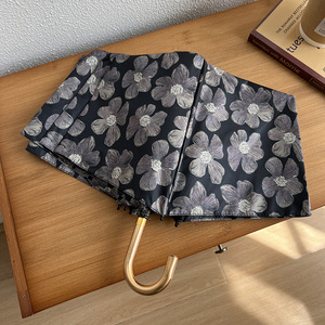 Ombrello Pieghevole a Tre Sezioni di Alta Qualità con Motivo Floreale Nero, Protezione Solare, per Donne, Uso Doppio Sole e Pioggia - Product Image 3
