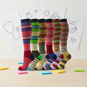 Calcetines deportivos profesionales de compresión largos hasta la rodilla para mujer, negros, con diseño de calavera de cómic, para levantamiento de pesas, con logo personalizado, calcetines atléticos. - Product Image 2