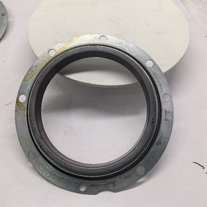 Sello de aceite del cigüeñal trasero 1005060-43D para piezas de tractor con motor John Deere 6135 - Product Image 1