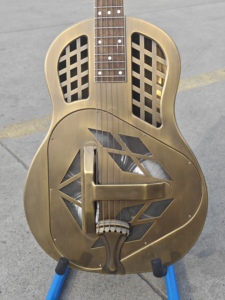 Guitare à résonateur Aiersi, corps en laiton mat, tricone, 6 cordes en acier, avec étui rigide en mousse - Product Image 2
