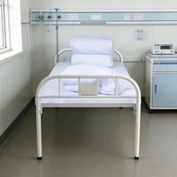 Lit médical manuel économique Shenghexiang pour soins à domicile et hôpital, type fixe plat, capacité 240 kg, cadre en tube d'acier de 1,5 mm, matelas de 80 mm