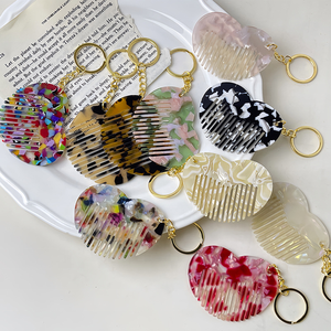 Llavero de acrílico con forma de corazón al por mayor, bonito colgante para bolso para niñas, mini llavero de caparazón de tortuga, accesorio de moda duradero y ecológico - Product Image 1