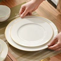 Assiette en porcelaine de luxe de 8 pouces avec bord doré, design oriental traditionnel, compatible lave-vaisselle et micro-ondes