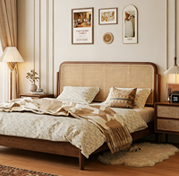 Lit Queen en rotin de design français avec tête de lit haute, sommier en bois massif naturel, lattes durables et luxueuses