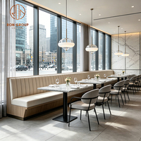 Mobilier de restaurant pour projet hôtelier Ron Group : Banquette en tissu, chaise rembourrée avec base métallique, table carrée en marbre
