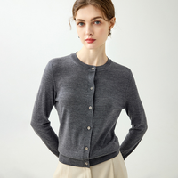 Feingestrickter Damen-Cardigan aus feiner Merinowolle und Baumwolle in Grau, elegant, klassisch, dünn, lässig, Rundhalsausschnitt, schmal geschnitten, bequem.
