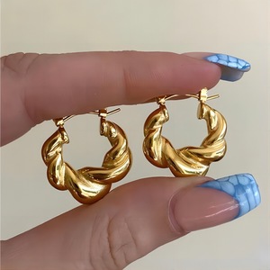 Boucles d'oreilles créoles plaquées or 18 carats, design torsadé en forme de C, bijoux tendance pour femmes - Product Image 2