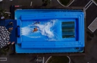Simulateur de surf gonflable commercial portable bleu clair en PVC et acier inoxydable 304, 2 personnes, 100 kg, prix bas