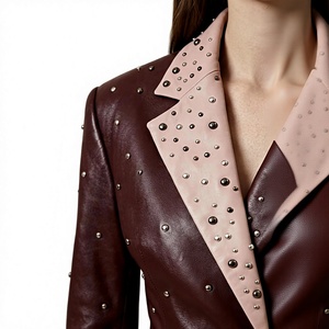 Blazer en cuir bordeaux clouté pour femme, veste cintrée à revers contrastant et manches longues - Product Image 3