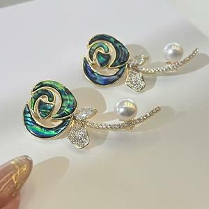 เข็มกลัดดอกกุหลาบระดับไฮเอนด์ ประดับมุกหลากสี ใช้งานได้หลากหลาย ทั้งเป็นเข็มกลัดติดเสื้อและสร้อยคอสำหรับผู้หญิง - Product Image 1