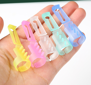 Anillo de hilo de plástico colorido al por mayor, herramienta de ganchillo, soporte para dedo, accesorios de costura para manualidades de tejer DIY - Product Image 2