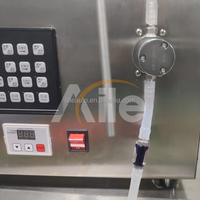 Machine de remplissage d'eau cosmétique semi-automatique électrique à double tête à pompe magnétique contrôlée par PLC de 2 L, haute précision pour le bois