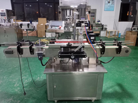 Machine de capsulage linéaire automatique pour bouteilles, avec système de serrage de couvercles et alimentateur à vis pour pompes à piston
