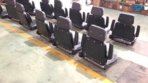 Ajustable asiento carretilla elevadora negro PVC cuero con apoyabrazos cinturón <span class=keywords><strong>de</strong></span> <span class=keywords><strong>seguridad</strong></span> YH-16 - Product Image 4