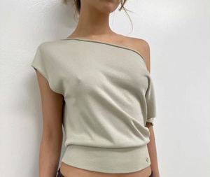 <span class=keywords><strong>T</strong></span>-<span class=keywords><strong>shirt</strong></span> da <span class=keywords><strong>donna</strong></span> con design a spalle scoperte e bordo grezzo, in modal di alta qualità, con fascia in vita, per un look che esalta la personalità. - Product Image 2