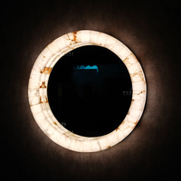 Miroir mural rond de luxe avec cadre en pierre d'onyx naturelle et éclairage LED intégré pour la décoration intérieure de villa