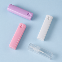 Flacon de parfum portable de 10 ml en plastique PP rechargeable, coloré, avec bouchon à vis, impression sérigraphique et pulvérisateur à pompe