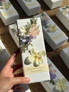Scatola Regalo Rigida di Lusso con Decorazioni Floreali Essiccate, Stile Old Money, Scatola per Bomboniere Matrimonio con Coperchio e Base - Product Image 1