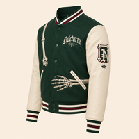 Chaqueta Varsity para Hombre de Marca Privada, Verde Oscuro con Mangas de Cuero Crema, Parche Bordado con Esqueleto, Fábrica de Prendas Personalizadas