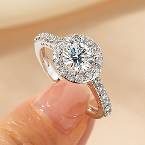 Anello di Fidanzamento Halo in Moissanite Placcato Oro 14K, Gioiello alla Moda per Uomo e Donna - Product Image 1