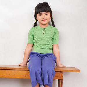 เสื้อถักเด็กผู้หญิง แขนสั้น คอวี ติดกระดุม แบบครอป ลายตาไก่ - Product Image 3