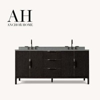 Meuble de salle de bain double vasque de luxe avec comptoir en pierre grise, robinets en bronze, poignées courbes et pieds coniques