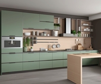 Meuble de cuisine sur mesure de style moderne en bois coloré avec îlot pour toute la maison