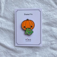Le nouveau dessin animé chaud épinglettes en métal en gros en gros citrouille chien à gratter le sang Badge en métal cadeau personnalisé chien en émail doux