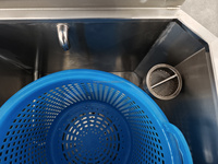 Hoog rendement fruit- en groentewas- en ontwateringsmachine, continu werkend voor de verwerking van saladegroenten.
