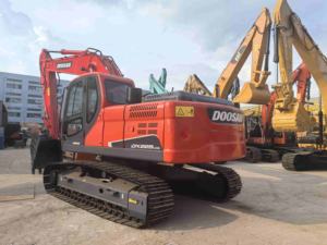 Excavatrice sur chenilles d'occasion DOOSAN DX225LC modèle 2016 avec POMPE ORIGINALE pour travaux de construction - Product Image 2