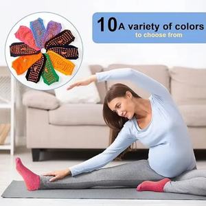 Chaussettes de yoga antidérapantes pour femmes avec design à volants personnalisé, chaussettes de pilates avec grip, logo brodé, chaussettes de fitness de haute qualité - Product Image 5