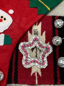 COLLECTION DE NOËL - PENDENT EN ARGENT STERLING FAIT MAIN EN FORME D'ÉTOILE ROSE CHAUD - Product Image 4