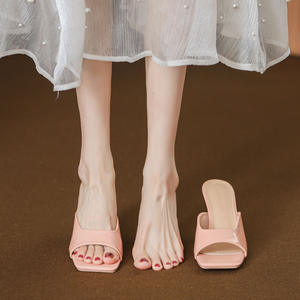 Sandalias de tacón de aguja con una sola tira de charol de lujo sofisticado con punta abierta para mujer, Colección Primavera-Verano 2026 - Product Image 2