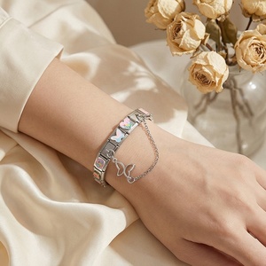 Bracelet modulaire en acier inoxydable avec breloques florales, perles émaillées papillon et tulipe, hypoallergénique pour peaux sensibles, chaîne - Product Image 2