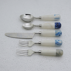 Juego de Cubiertos de Viaje de Acero Inoxidable Ecológico al Mejor Precio, Calidad Premium, Estilo Moderno, Duradero, con Mango de Madera Blanca y Azul - Product Image 1