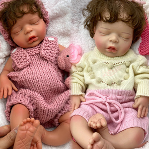 Bambole Reborn Realistiche in Silicone da 18 Pollici per Bambine con Capelli Ricci, Produzione ODM, Texture Venosa, Anatomicamente Corrette, Giocattolo Interattivo per Neonati - Product Image 1